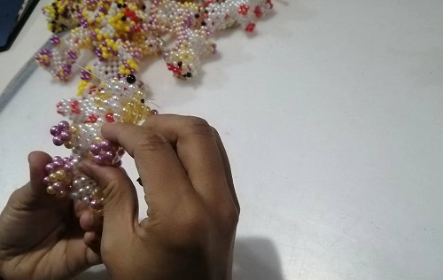 9月28日，拿回家做的手工活，正規(guī)供料的手工活，合適的手工，合作和服務(wù)都好，越來(lái)越多人在手工之家通過(guò)手工成長(zhǎng)收獲，圖為勵(lì)志珠珠繡串珠手工成品庫(kù)驗(yàn)收剪影