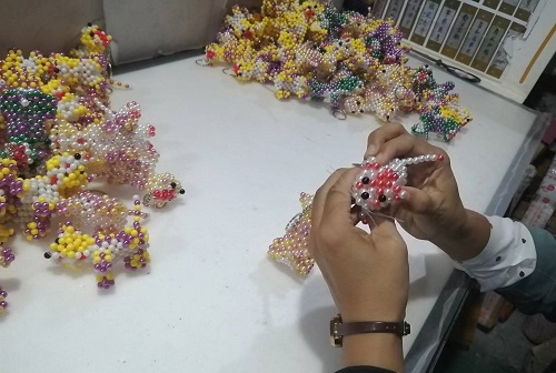 9月28日，拿回家做的手工活，正規(guī)供料的手工活，合適的手工，合作和服務(wù)都好，越來(lái)越多人在手工之家通過(guò)手工成長(zhǎng)收獲，圖為勵(lì)志珠珠繡串珠手工成品庫(kù)驗(yàn)收剪影