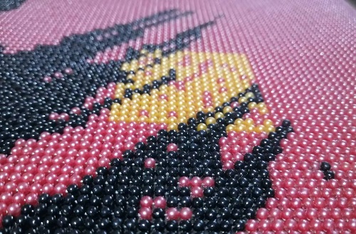 9月29日，正規(guī)供料的手工活，在家做手工活掙錢，新的季度即將開始，手工之家的外發(fā)手工活適合大家居家就業(yè)創(chuàng)業(yè)，圖為勵志珠珠繡串珠手工產(chǎn)品剪影