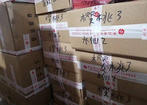 9月30日，想接正規(guī)廠家的手工活，手工活外發(fā)加工項(xiàng)目，很多人選擇手工之家手工創(chuàng)業(yè)成功，圖為勵(lì)志珠珠繡串珠手工材料倉庫備貨剪影