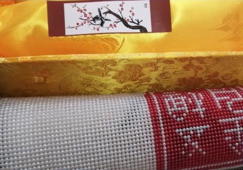 10月2日，在家做手工活掙錢，寄到家做的手工活，手工之家堅(jiān)持對(duì)珠繡非遺傳統(tǒng)手工的傳承和創(chuàng)新，圖為勵(lì)志珠珠繡串珠手工產(chǎn)品及外包裝剪影