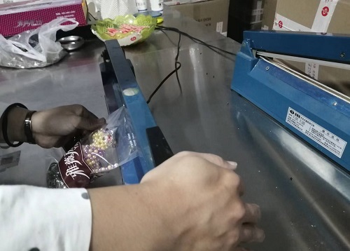 10月3日，接手工活訂單的平臺(tái)，可以帶回家做的手工活，加工沒(méi)難度，剛做手工之家的珠繡串珠手工活要注意什么？圖為勵(lì)志珠珠繡串珠小手工產(chǎn)品材料剪影