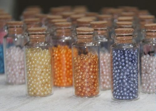 10月4日，手工兼職招聘帶回家做，手工活外發(fā)加工，積極扶持，手工之家的這個(gè)項(xiàng)目是很多人創(chuàng)業(yè)的好選擇，圖為勵(lì)志珠珠繡串珠手工材料剪影