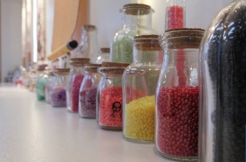 10月4日，手工兼職招聘帶回家做，手工活外發(fā)加工，積極扶持，手工之家的這個(gè)項(xiàng)目是很多人創(chuàng)業(yè)的好選擇，圖為勵(lì)志珠珠繡串珠手工材料剪影