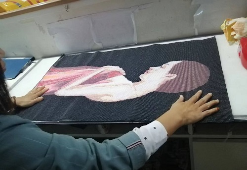 10月6日，加工活外放的正規(guī)公司，手工活外發(fā)加工正規(guī)的廠家，干凈、自由，常年有活兒，手工之家的手工活是適合在家做的手工活，圖為勵志珠珠繡成品倉庫驗收剪影