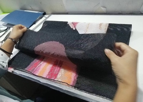 10月6日，加工活外放的正規(guī)公司，手工活外發(fā)加工正規(guī)的廠家，干凈、自由，常年有活兒，手工之家的手工活是適合在家做的手工活，圖為勵志珠珠繡成品倉庫驗收剪影