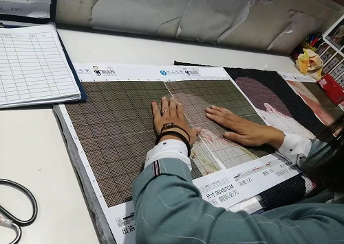 10月6日，加工活外放的正規(guī)公司，手工活外發(fā)加工正規(guī)的廠家，干凈、自由，常年有活兒，手工之家的手工活是適合在家做的手工活，圖為勵志珠珠繡成品倉庫驗收剪影