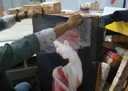 10月6日，加工活外放的正規(guī)公司，手工活外發(fā)加工正規(guī)的廠家，干凈、自由，常年有活兒，手工之家的手工活是適合在家做的手工活，圖為勵志珠珠繡成品倉庫驗收剪影