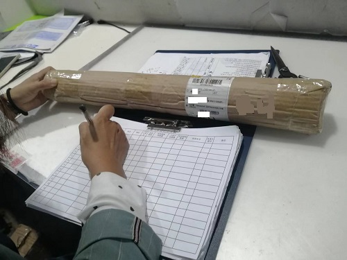 10月7日，寄到家做的手工活，正規(guī)手工活外發(fā)加工項目，在手工之家，質(zhì)量和收入是成正比的，圖為勵志珠珠繡手工成品倉庫驗貨拆除包裝剪影