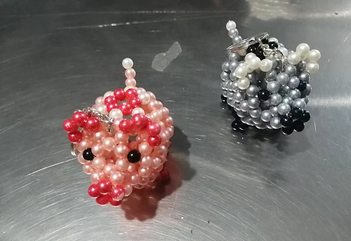 10月10日，寄到家做的手工活，手工串珠兼職，加工材料郵寄提供，手工之家這樣做，圖為勵志珠珠繡串珠手工產(chǎn)品剪影