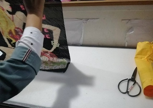 10月11日，帶回家做的手工活，農村手工活加工，在家做手工之家的珠繡串珠手工活要認真用心，圖為勵志珠珠繡串珠手工產品驗收剪影