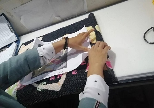 10月11日，帶回家做的手工活，農村手工活加工，在家做手工之家的珠繡串珠手工活要認真用心，圖為勵志珠珠繡串珠手工產品驗收剪影