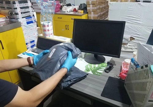 10月12日，想接正規(guī)廠家的手工活，在家做手工活，很受歡迎的手工之家敬業(yè)、重視服務(wù)，圖為勵志珠珠繡串珠手工材料倉庫發(fā)貨剪影