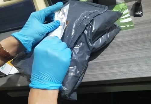 10月12日，想接正規(guī)廠家的手工活，在家做手工活，很受歡迎的手工之家敬業(yè)、重視服務(wù)，圖為勵志珠珠繡串珠手工材料倉庫發(fā)貨剪影