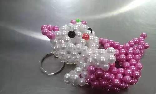 10月14日，純手工活外發(fā)加工項目，附近手工活拿回家做，手工之家和珠繡串珠手工優(yōu)勢明顯，圖為勵志珠珠繡串珠手工產品剪影