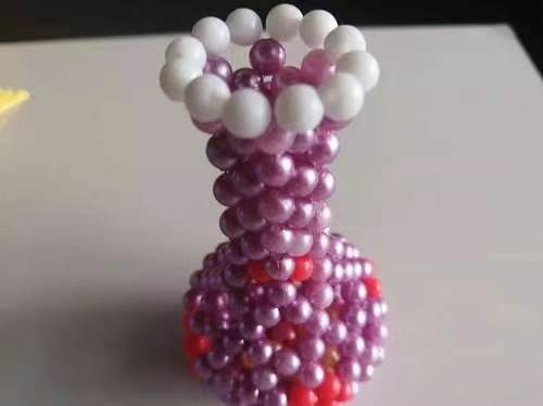 10月14日，純手工活外發(fā)加工項目，附近手工活拿回家做，手工之家和珠繡串珠手工優(yōu)勢明顯，圖為勵志珠珠繡串珠手工產品剪影