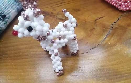 10月14日，純手工活外發(fā)加工項目，附近手工活拿回家做，手工之家和珠繡串珠手工優(yōu)勢明顯，圖為勵志珠珠繡串珠手工產品剪影