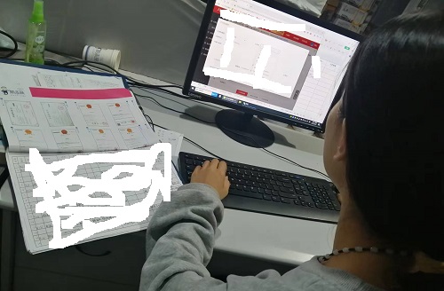 10月15日，全國(guó)正規(guī)手工活平臺(tái)有哪些，急招在家做手工，手工之家的加工人員都很棒，圖為勵(lì)志珠珠繡串珠手工產(chǎn)品驗(yàn)收登記剪影