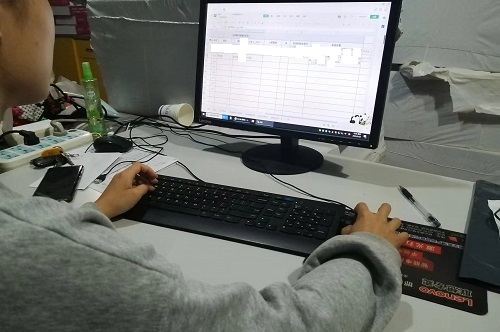 10月15日，全國(guó)正規(guī)手工活平臺(tái)有哪些，急招在家做手工，手工之家的加工人員都很棒，圖為勵(lì)志珠珠繡串珠手工產(chǎn)品驗(yàn)收登記剪影