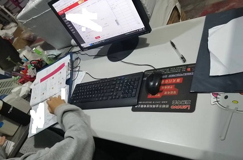 10月15日，全國(guó)正規(guī)手工活平臺(tái)有哪些，急招在家做手工，手工之家的加工人員都很棒，圖為勵(lì)志珠珠繡串珠手工產(chǎn)品驗(yàn)收登記剪影