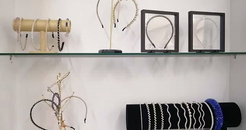 10月16日，農(nóng)村手工活加工項(xiàng)目，可靠的手工活外發(fā)，與手工之家合作，放心居家掙錢(qián)，圖為勵(lì)志珠珠繡串珠手工產(chǎn)品剪影