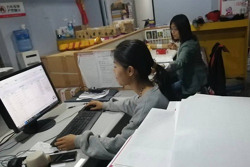 10月17日，代加工手工活，在家兼職手工活，越來越多人在手工之家做珠繡串珠手工掙錢，圖為勵(lì)志珠珠繡串珠成品倉(cāng)庫(kù)剪影