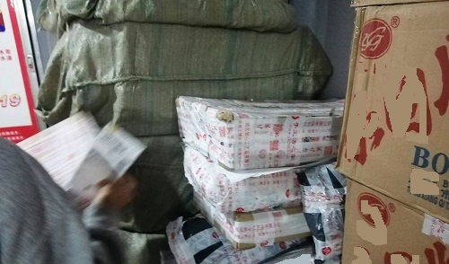 10月17日，代加工手工活，在家兼職手工活，越來越多人在手工之家做珠繡串珠手工掙錢，圖為勵(lì)志珠珠繡串珠成品倉(cāng)庫(kù)剪影