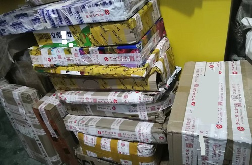 10月17日，代加工手工活，在家兼職手工活，越來越多人在手工之家做珠繡串珠手工掙錢，圖為勵(lì)志珠珠繡串珠成品倉(cāng)庫(kù)剪影