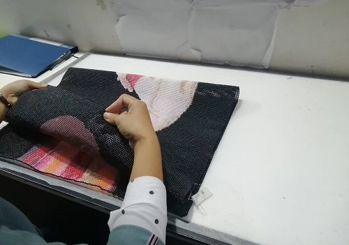 10月19日，想接正規(guī)廠家的手工活，正規(guī)外發(fā)手工活，手工之家允許加工人員自己銷(xiāo)售手工產(chǎn)品嗎？圖為勵(lì)志珠珠繡串珠手工產(chǎn)品驗(yàn)收剪影