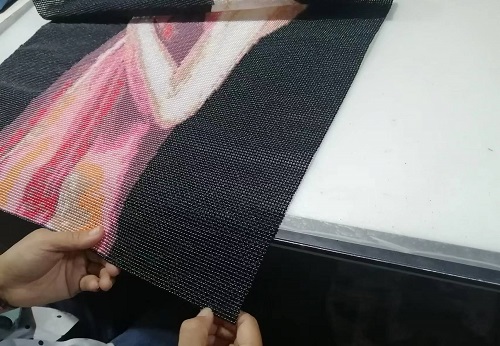 10月19日，想接正規(guī)廠家的手工活，正規(guī)外發(fā)手工活，手工之家允許加工人員自己銷(xiāo)售手工產(chǎn)品嗎？圖為勵(lì)志珠珠繡串珠手工產(chǎn)品驗(yàn)收剪影