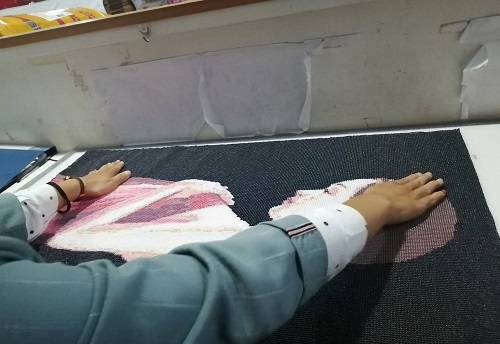 10月19日，想接正規(guī)廠家的手工活，正規(guī)外發(fā)手工活，手工之家允許加工人員自己銷(xiāo)售手工產(chǎn)品嗎？圖為勵(lì)志珠珠繡串珠手工產(chǎn)品驗(yàn)收剪影