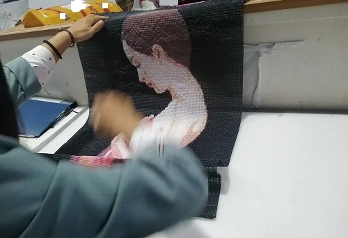 10月19日，想接正規(guī)廠家的手工活，正規(guī)外發(fā)手工活，手工之家允許加工人員自己銷(xiāo)售手工產(chǎn)品嗎？圖為勵(lì)志珠珠繡串珠手工產(chǎn)品驗(yàn)收剪影