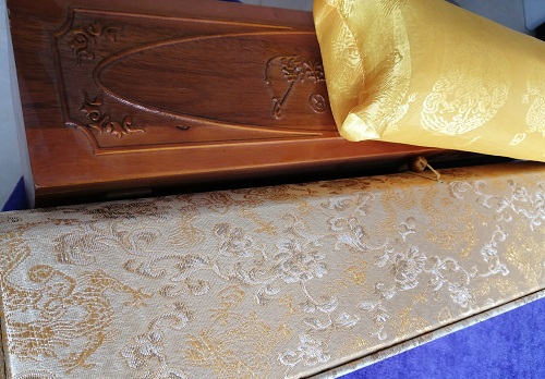 10月20日，拿回家做的手工活，長(zhǎng)期穩(wěn)定的手工活，手工之家的個(gè)性化定制服務(wù)讓人滿意，圖為勵(lì)志珠珠繡串珠手工產(chǎn)品及外包裝剪影