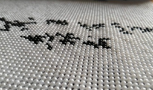 10月21日，純手工創(chuàng)業(yè)項(xiàng)目，正規(guī)可靠的在家手工項(xiàng)目，手工之家的加工人員有推薦，圖為勵(lì)志珠珠繡串珠手工產(chǎn)品剪影