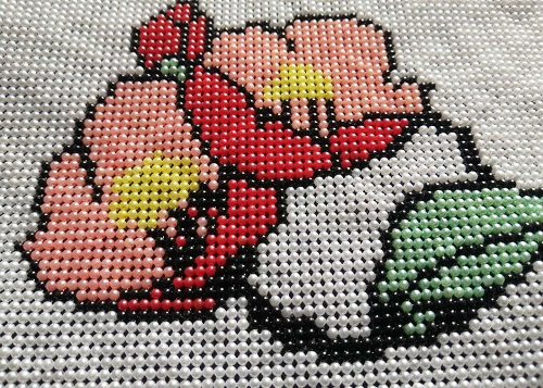 10月23日，帶回家做的手工創(chuàng)業(yè)項(xiàng)目，靈活就業(yè)可信可靠，手工之家的珠繡串珠手工可以網(wǎng)上合作嗎？圖為勵(lì)志珠珠繡串珠手工產(chǎn)品剪影