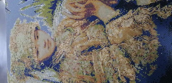 10月24日，靈活就業(yè)創(chuàng)業(yè)，手工加工回收項(xiàng)目，手工之家的加工費(fèi)結(jié)算讓人踏實(shí)，圖為勵(lì)志珠珠繡串珠手工產(chǎn)品剪影