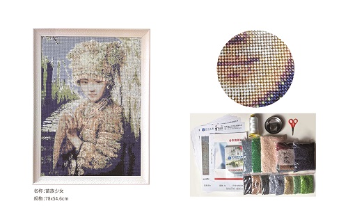 10月24日，靈活就業(yè)創(chuàng)業(yè)，手工加工回收項(xiàng)目，手工之家的加工費(fèi)結(jié)算讓人踏實(shí)，圖為勵(lì)志珠珠繡串珠手工產(chǎn)品剪影