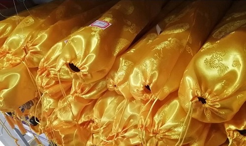 10月27日，靠譜的手工加工項目，在家做串珠手工掙錢，手工之家的手工項目很人性化，圖為勵志珠珠繡串珠手工產(chǎn)品剪影