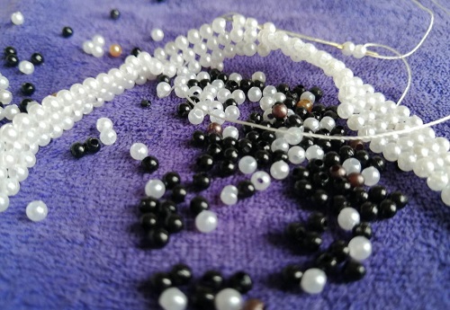 10月27日，靠譜的手工加工項目，在家做串珠手工掙錢，手工之家的手工項目很人性化，圖為勵志珠珠繡串珠手工產(chǎn)品剪影