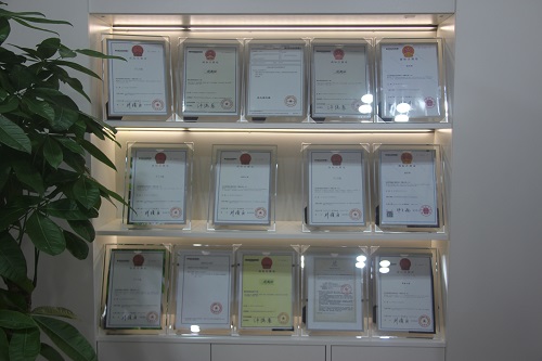 10月29日，靈活就業(yè)，這個手工項目拿回家做，勵志珠珠繡串珠手工技能真的很簡單嗎？圖為手工之家辦公環(huán)境剪影