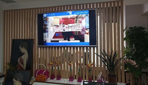 10月29日，靈活就業(yè)，這個手工項目拿回家做，勵志珠珠繡串珠手工技能真的很簡單嗎？圖為手工之家辦公環(huán)境剪影