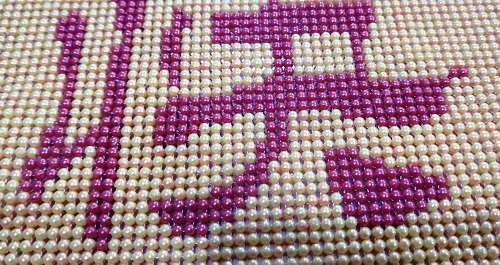 11月3日，帶回家做的手工項目，靈活就業(yè)串珠手工，手工之家的手工事業(yè)發(fā)展前景好所以受歡迎，圖為勵志珠珠繡串珠手工產品細節(jié)剪影