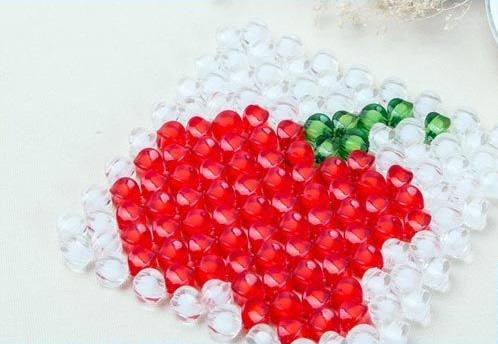 11月5日，正規(guī)廠家的手工項(xiàng)目，在家做手工靈活就業(yè)掙錢(qián)，選擇手工之家的加工人員越來(lái)越多，圖為勵(lì)志珠珠繡串珠手工產(chǎn)品剪影