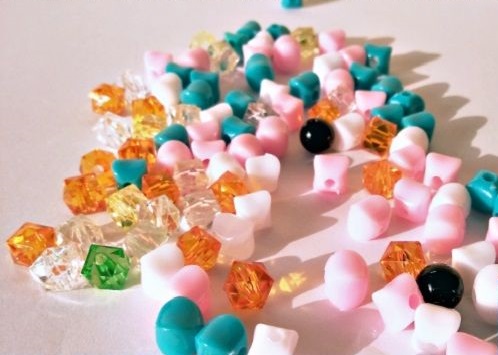 11月6日，你副業(yè)了嗎?在家做的副業(yè)，手工靈活就業(yè)創(chuàng)業(yè)，選手工之家的珠繡串珠，圖為勵志珠珠繡串珠成品實拍