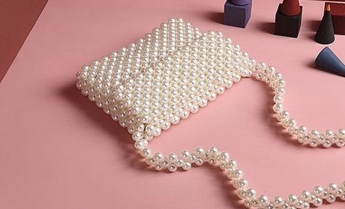 11月10日，靈活就業(yè)創(chuàng)業(yè)，可靠的手工項(xiàng)目，手工之家這個(gè)可以寄到家做的手工要求并不高，圖為勵(lì)志珠珠繡串珠手工產(chǎn)品剪影