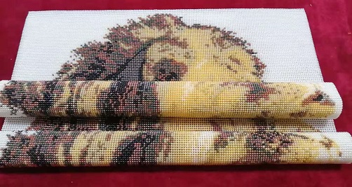 11月11日，拿回家做的手工副業(yè)，在家做手工掙錢，與手工之家合作是要簽訂正規(guī)合同的，圖為勵(lì)志珠珠繡串珠手工產(chǎn)品剪影