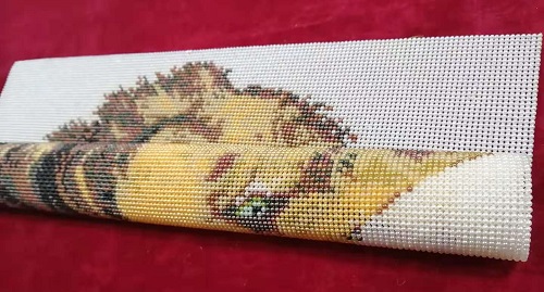 11月11日，拿回家做的手工副業(yè)，在家做手工掙錢，與手工之家合作是要簽訂正規(guī)合同的，圖為勵(lì)志珠珠繡串珠手工產(chǎn)品剪影