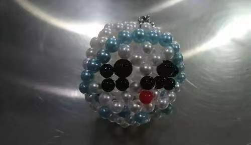 11月12日，靈活就業(yè)創(chuàng)業(yè)，與正規(guī)手工企業(yè)合作，手工之家讓大家加工和銷售都掙錢，圖為勵志珠珠繡串珠手工產(chǎn)品剪影