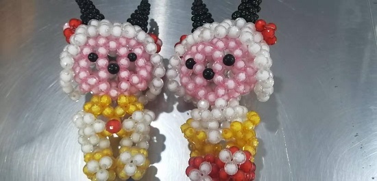 11月12日，靈活就業(yè)創(chuàng)業(yè)，與正規(guī)手工企業(yè)合作，手工之家讓大家加工和銷售都掙錢，圖為勵志珠珠繡串珠手工產(chǎn)品剪影