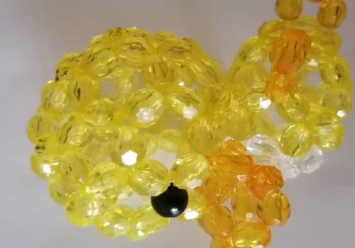 11月13日，正規(guī)好做的手工項(xiàng)目，居家副業(yè)掙錢，手工之家的珠繡串珠是純手工，人們喜歡，圖為勵(lì)志珠珠繡串珠手工產(chǎn)品剪影